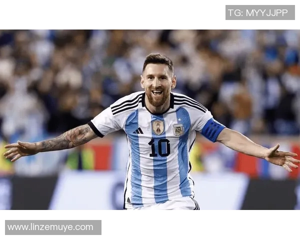 青春阳光下的足球明星男孩展现帅气与魅力的完美结合